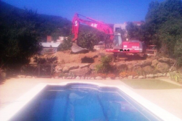 muro de piedra en piscina